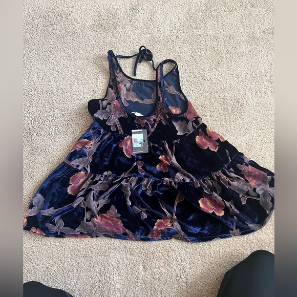 NWT staring at the stars tank - Picture 2 of 5